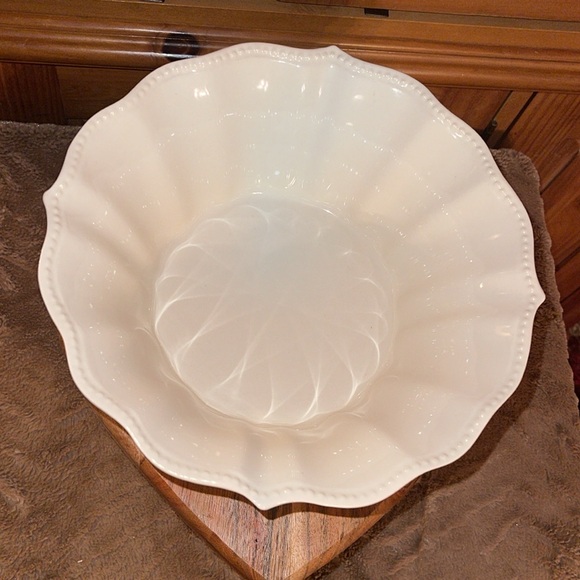 Pioneer Woman Paige Lg Serving Bowl-beautiful detailing around scalloped edge. - Picture 1 of 7